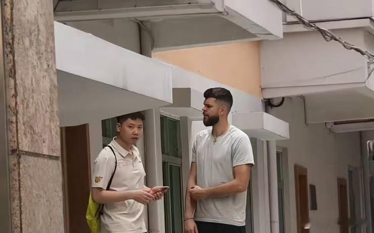 【广东vs福建，首秀在即!广东新外援随队出征福建】根据最新消息称，广东宏远队大外