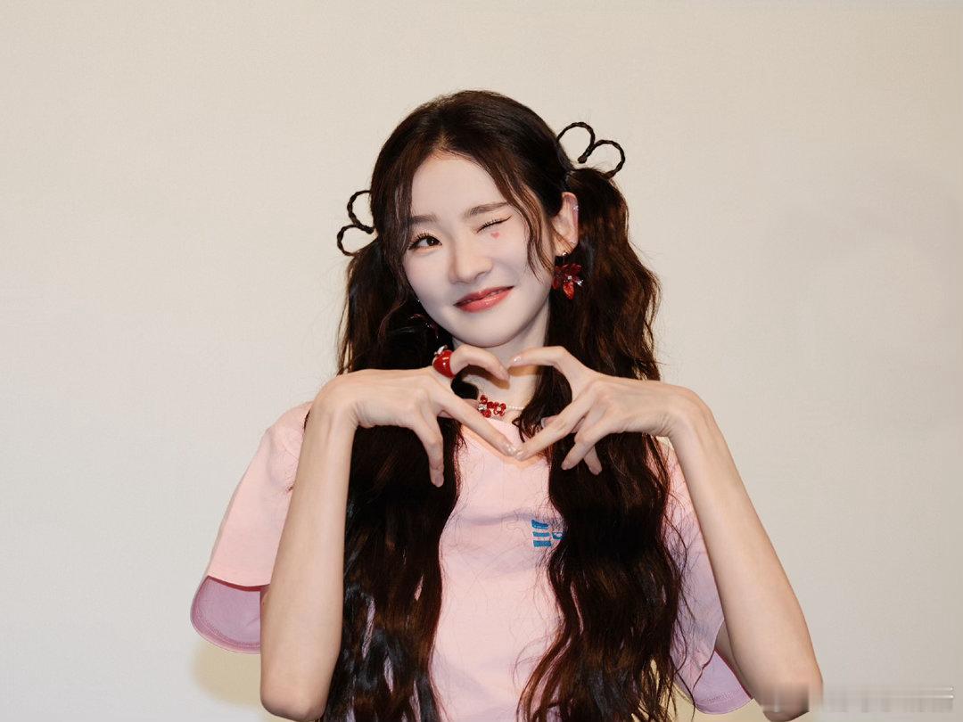 张艺凡人前人后两副面孔张艺凡人前女明星人后不认识 哈哈哈哈张艺凡你是不是以为围挡