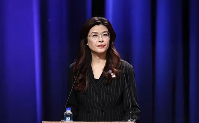 近期中国国民党主席郑丽文“台湾人要接受自己是中国人”这句话，岛内舆论又撕裂了。