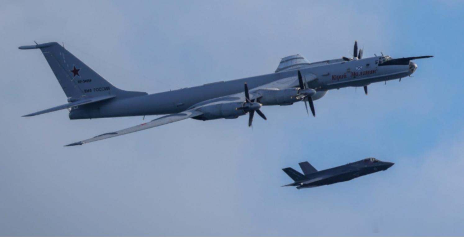 英俄挪威海空中对峙，俄罗斯Tu-142低空掠过“威尔士亲王”号2026年7月6日