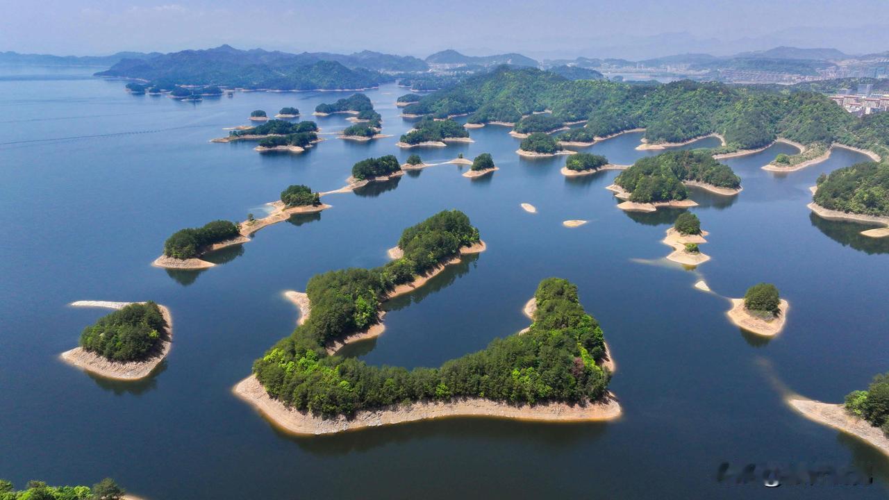 四月的千岛湖真的把春天的温柔与辽阔都藏在了黄山尖。
登高远眺，九十多座岛屿在碧波