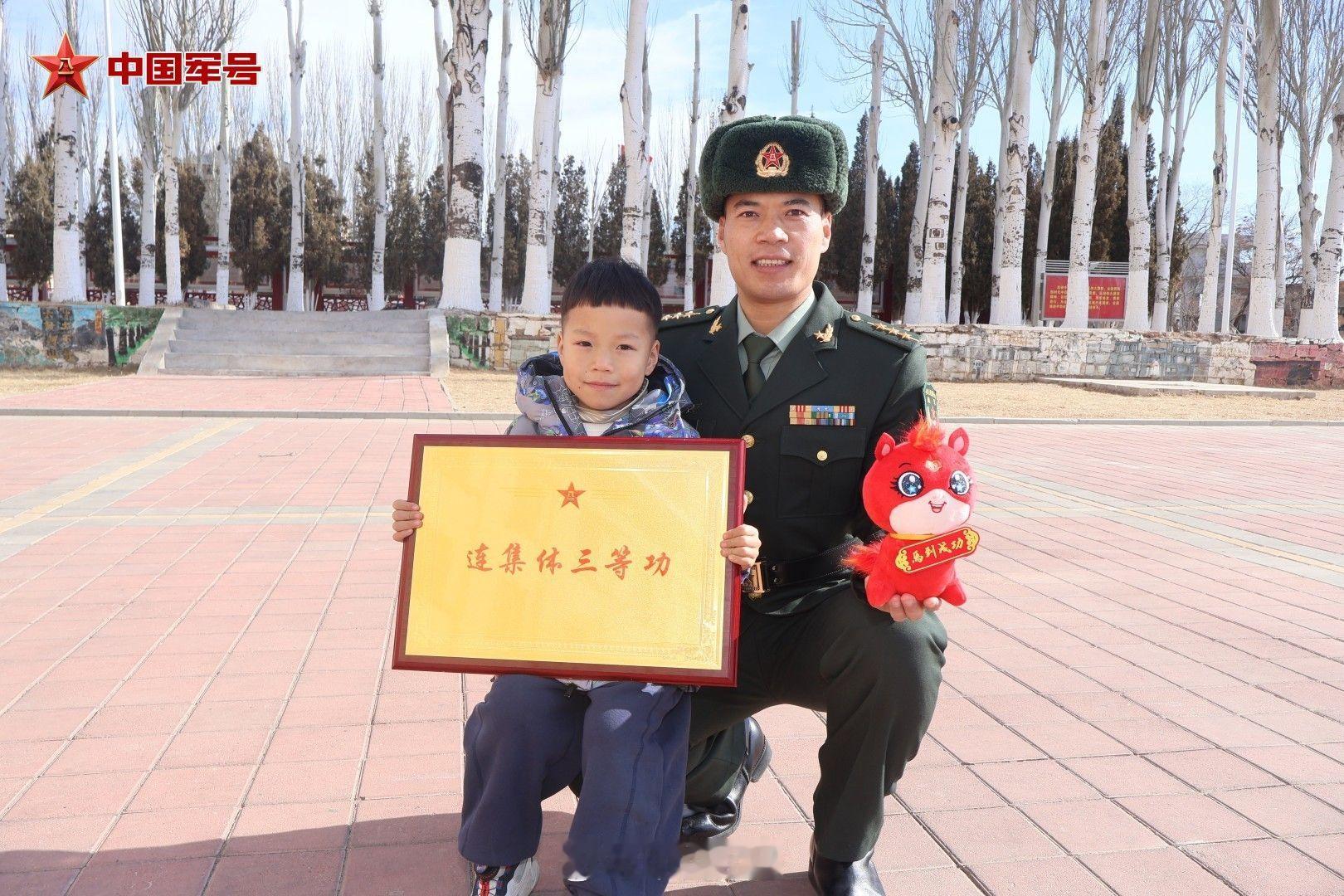 【新勋表、新荣光！这场仪式定格荣誉时刻】为激发官兵崇尚荣誉、砥砺奋进的战斗精神，