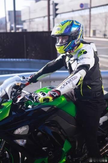 尹正自曝把摩托车全卖了 尹正因为工作原因很久没骑摩托车，他透露自己心里特别内疚。