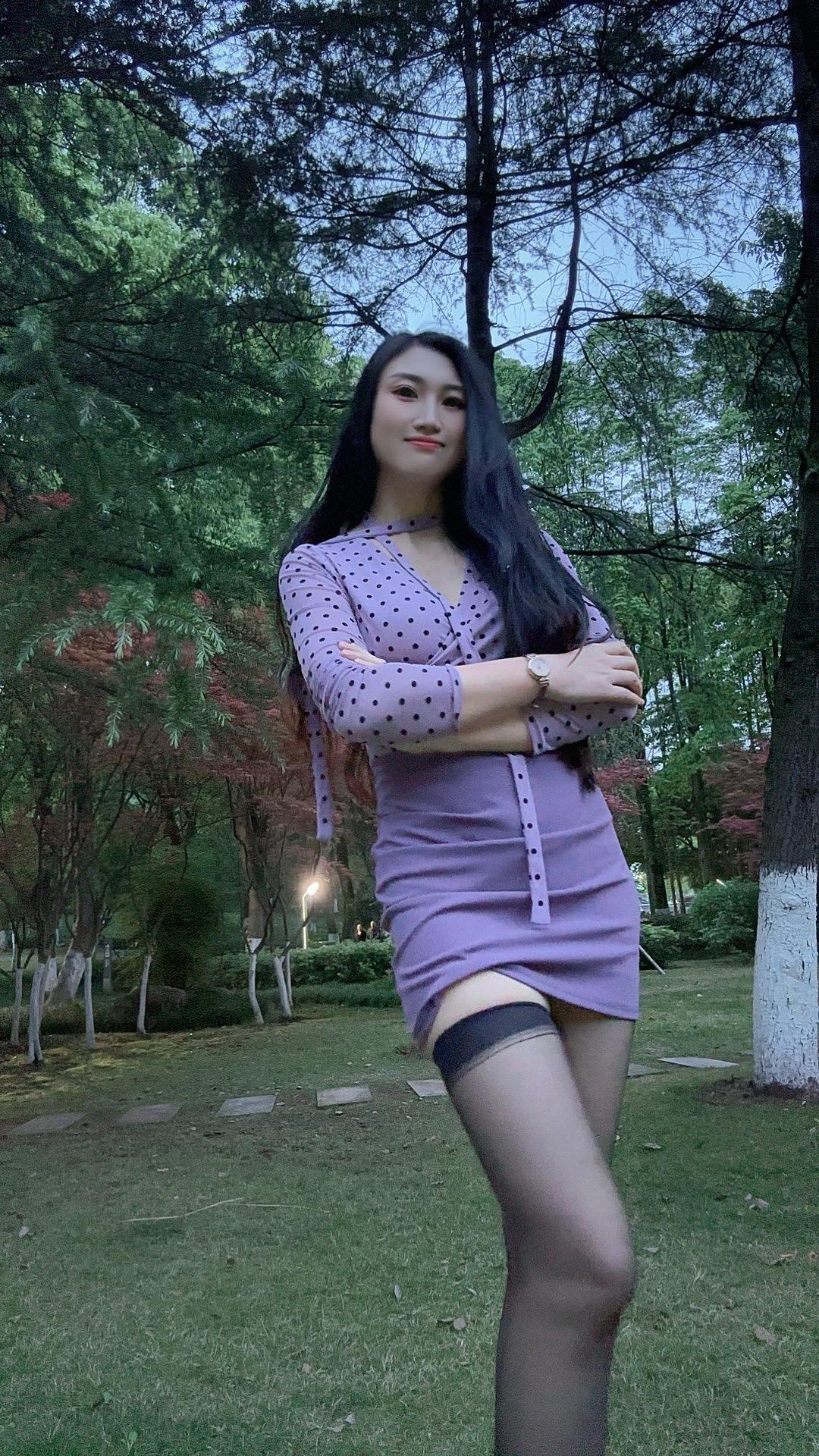 紫裙是温柔，黑丝是态度✨
这才是刻在骨子里的女人味，是成熟女人的氛围感天花板
不