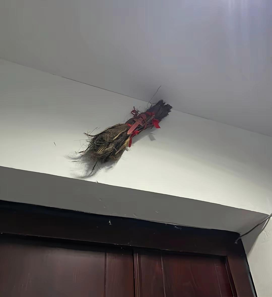 今天无意间发间对面门上面发了个这个？
不明白是什么意思，对我家有影响吗？