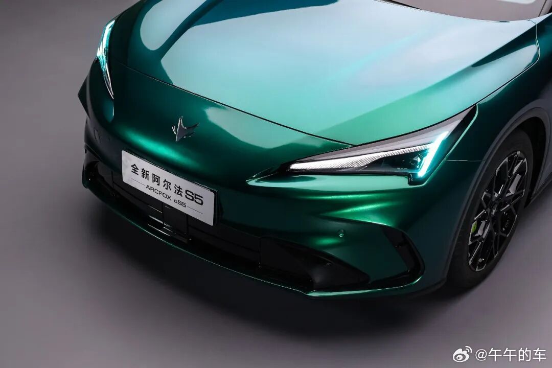 我其实一直对“L3 小蓝灯”有点审美疲劳。新规一出，很多车的思路都很直给：换个灯