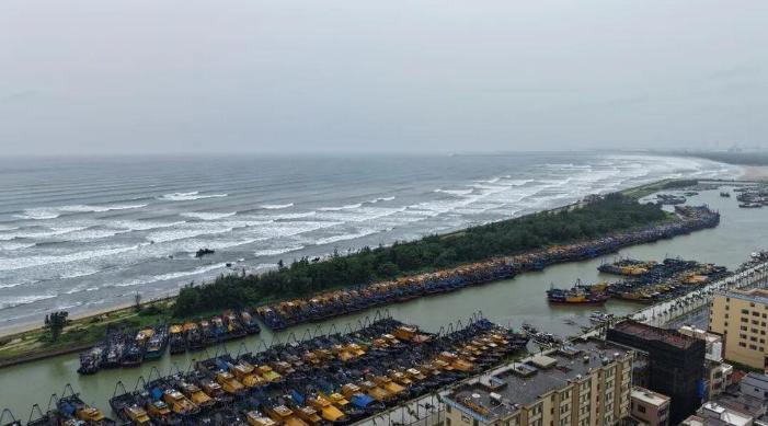 12号台风红霞残余影响我国，13号台风白海豚又来了，这可能一个巨无霸台风趋势，这