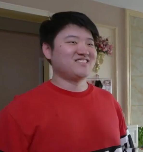 一名国外选手比赛时发了一条语音包“怎么了宝贝，心乱了吗？”鲷哥：我发现国内女解说