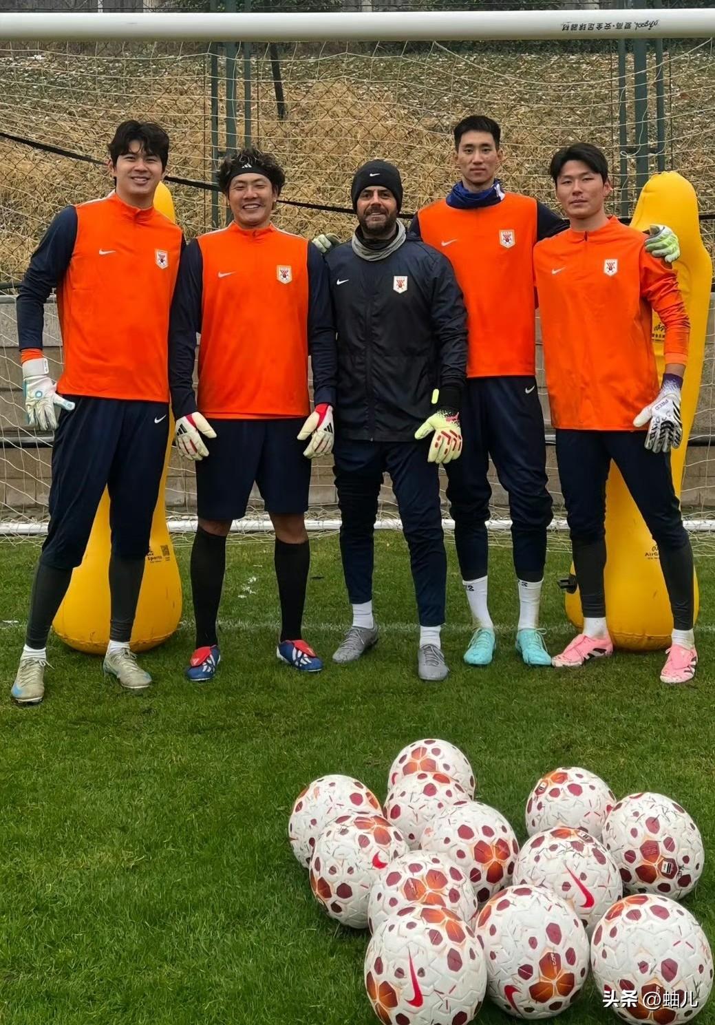 山东泰山队长、守门员王大雷在自己的自媒体平台秀了一下山东泰山守门员团队的照片，并