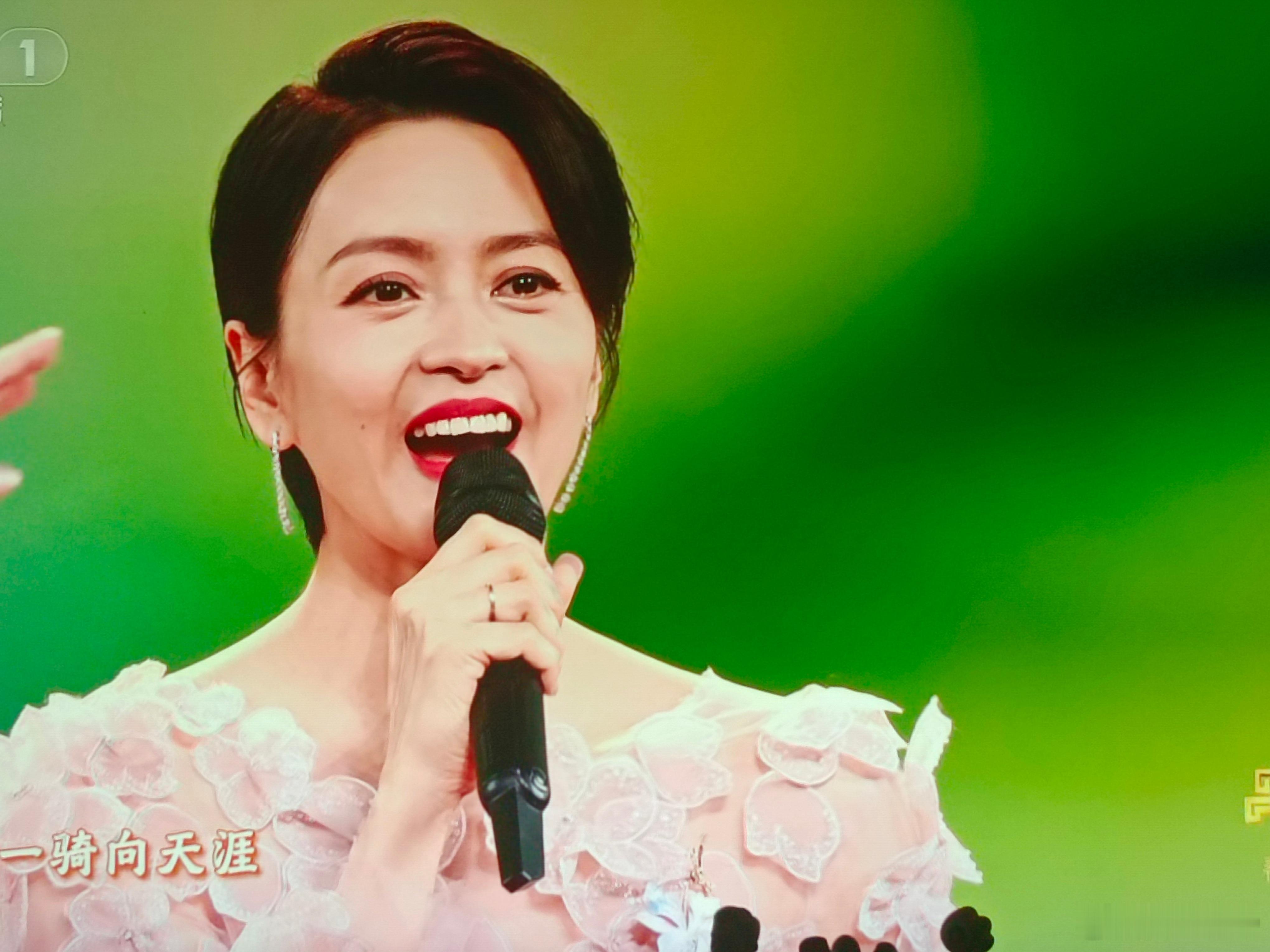 春晚这都是神仙姐姐，周慧敏和梁咏琪。 