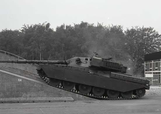 进行主炮俯角测试的酋长主战坦克，可见-10度的主炮俯角。这种测试也很典型地说明了