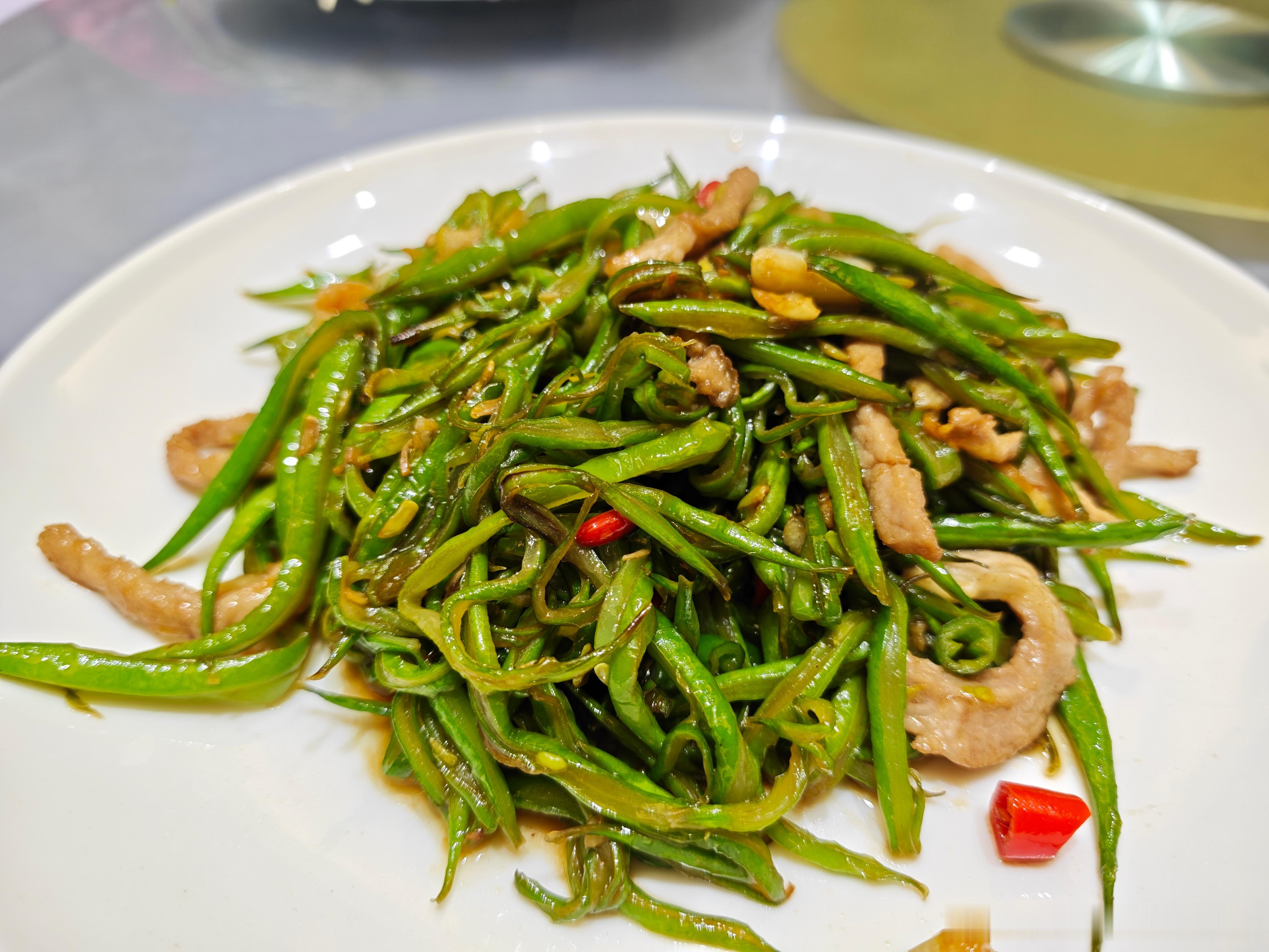 今天带家人去吃了我们平时中午的工作餐，他们表示我们这日子也太好了。白话好吃的 北