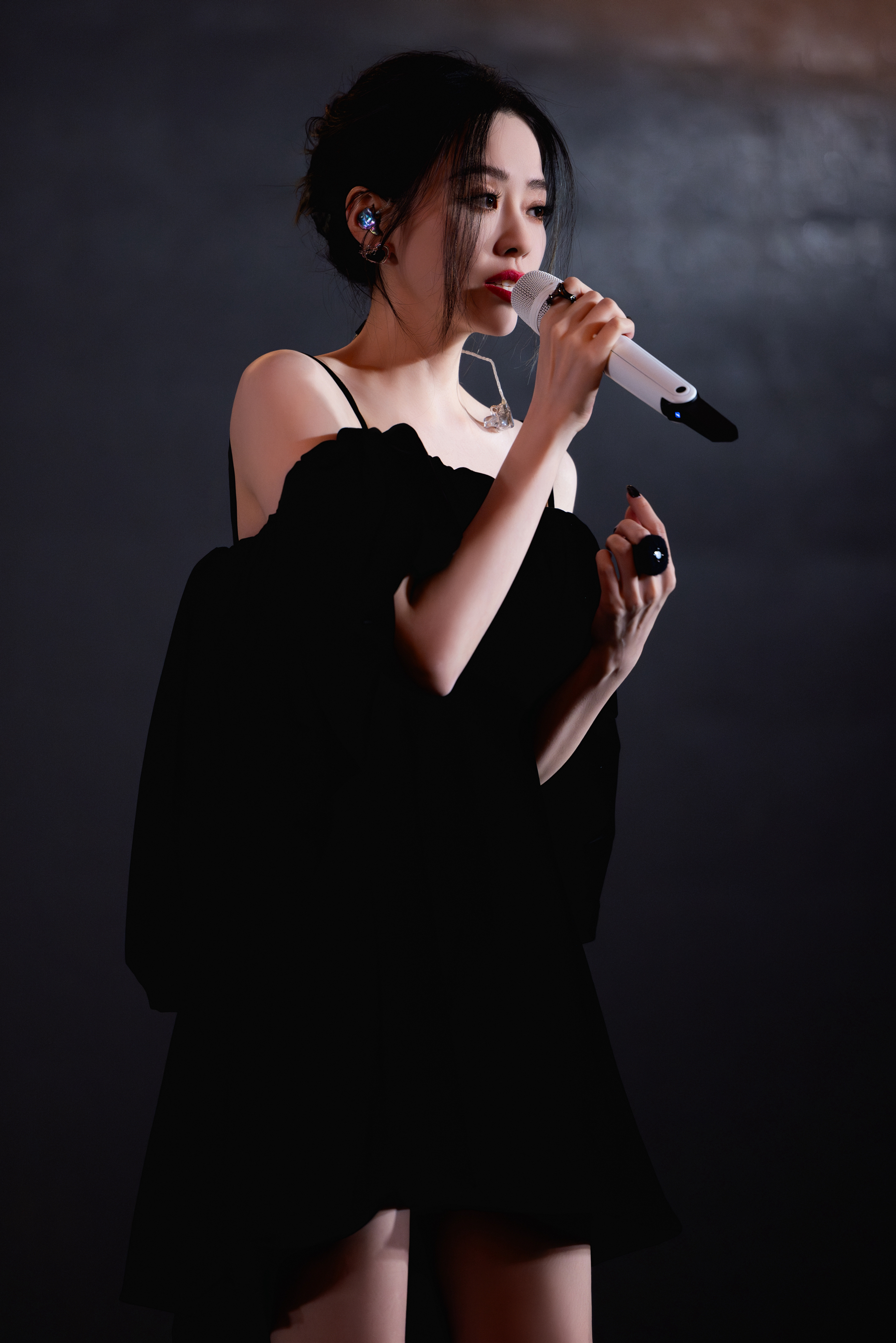 张靓颖  高跟美腿 白得发光#白得会发光# ​​​