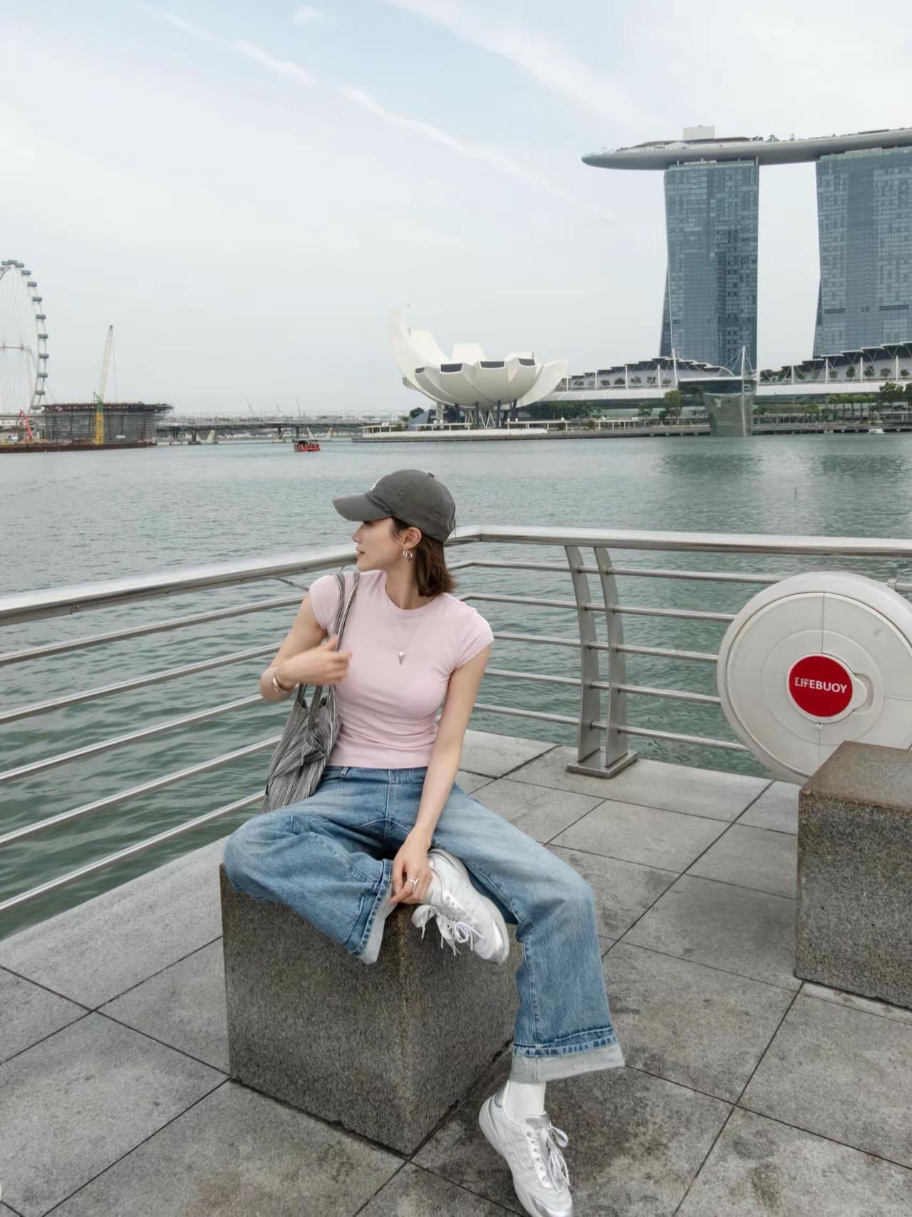 🌿 松弛感韩系休闲风穿搭
这套穿搭是城市漫游、旅行打卡、日常通勤、闺蜜约会的万