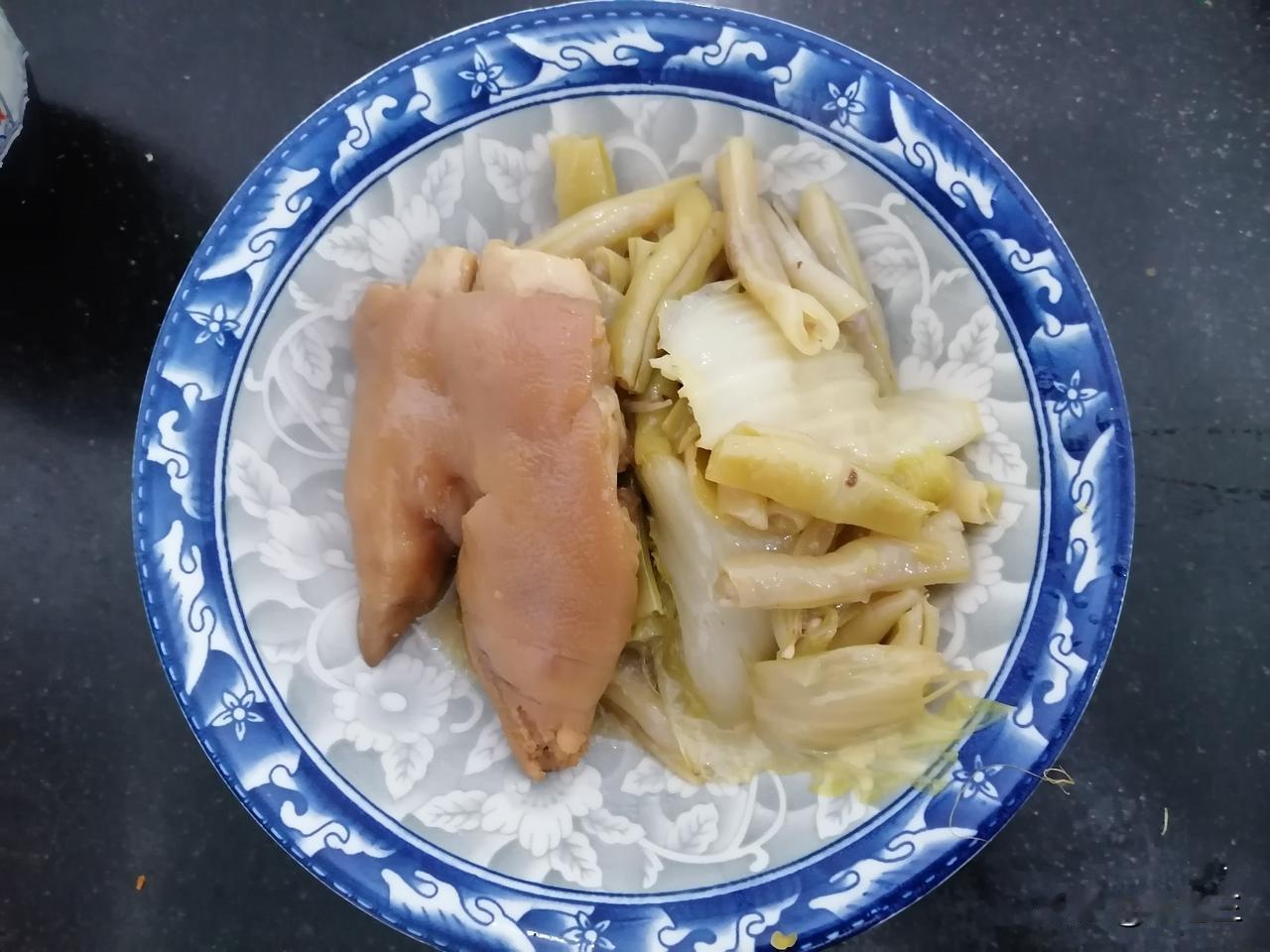 锅里炖了猪蹄，我坐在灶台边，闻着香味，脚边坐着大乖，这就是幸福吧。

猪蹄是前些