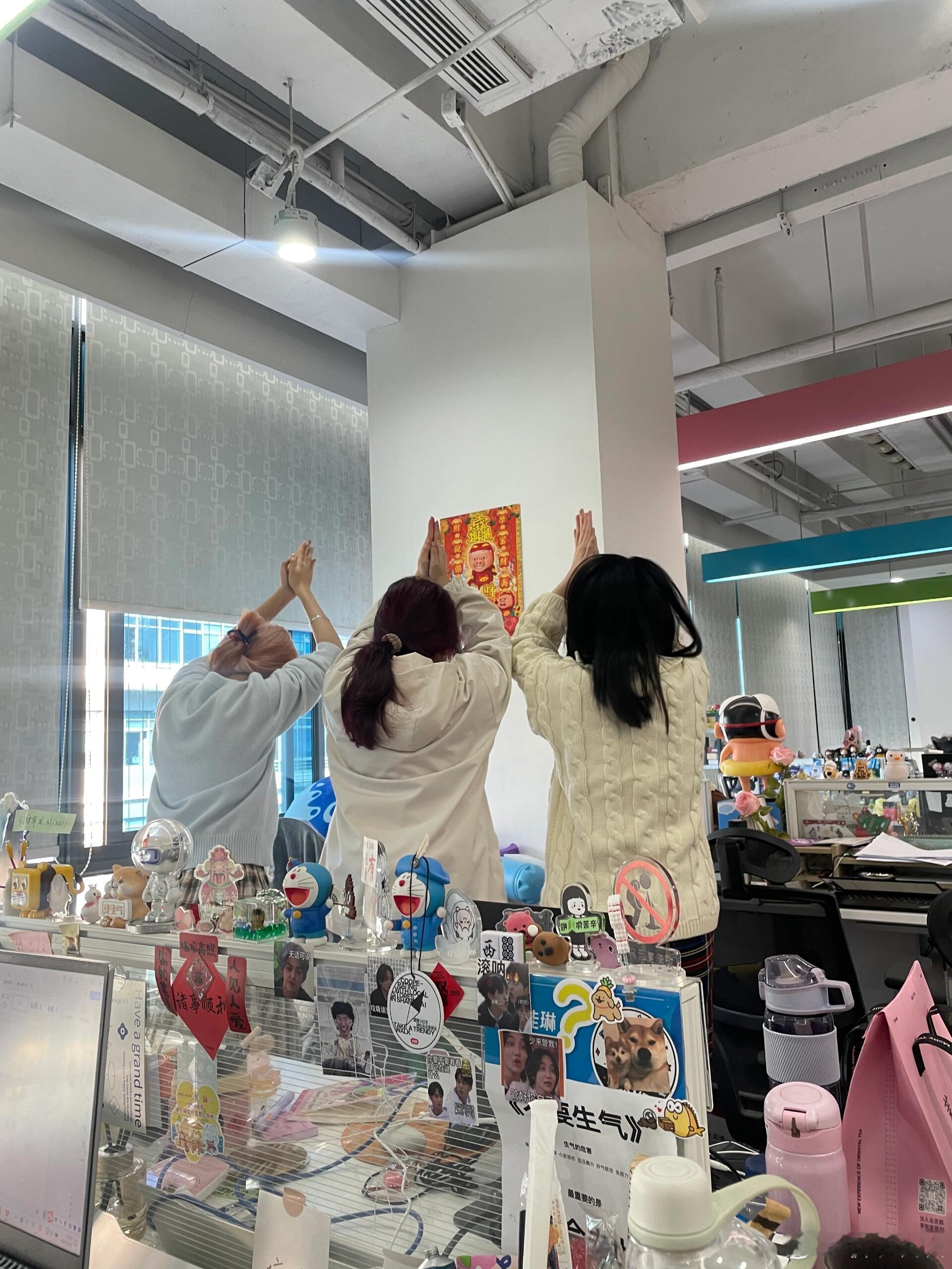 在上班和进中选择了上香 蛇年造梗大赛  闽南人把拜拜渗透在方方面面让同事7点上班