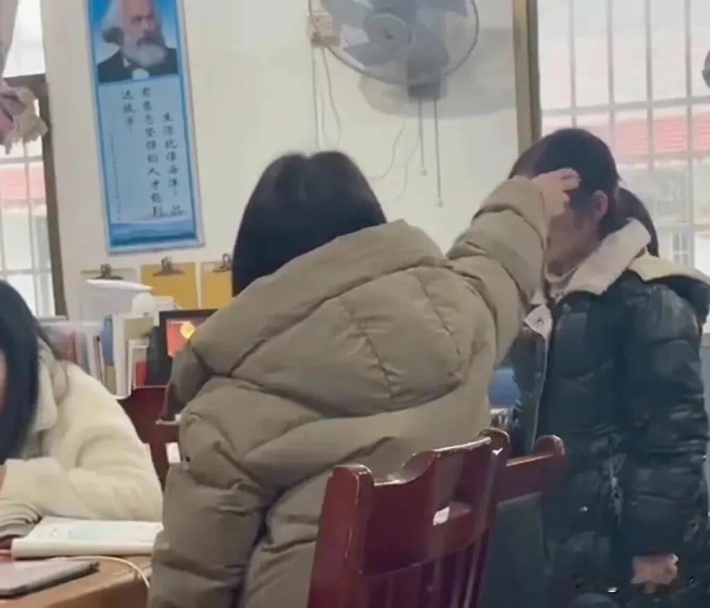 湘乡市女教师打骂不会做题小学生事件，引发了网友热议，央媒也对此做出了评论，并提出