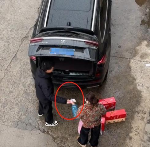 “未经他人苦，莫劝他人善”，男子当年结婚被岳母临时加了8万彩礼，结婚整整12年，