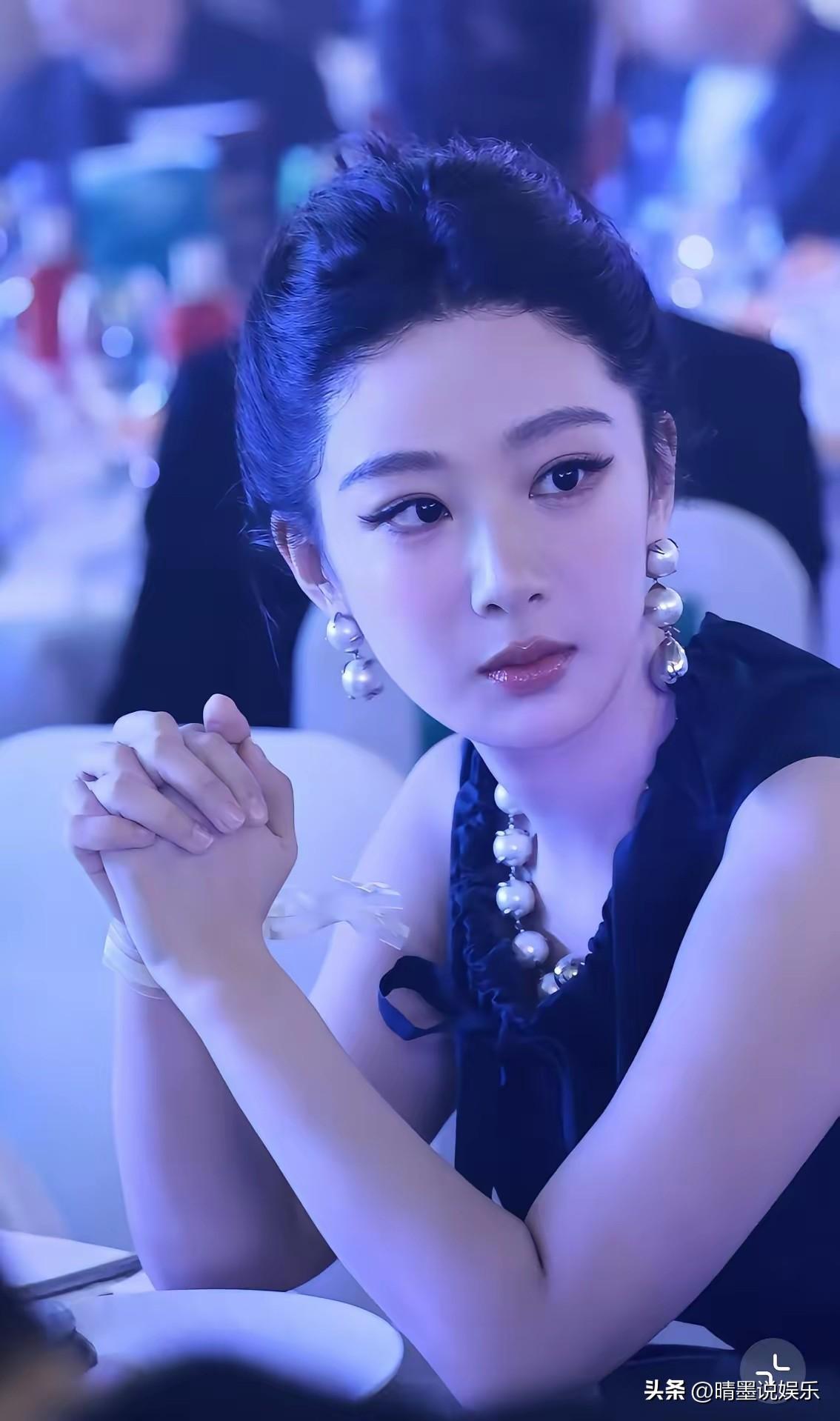 杨紫，还是挺听劝的！
大家说她总走甜美可爱这一个路线，这次她和团队在造型上下了大
