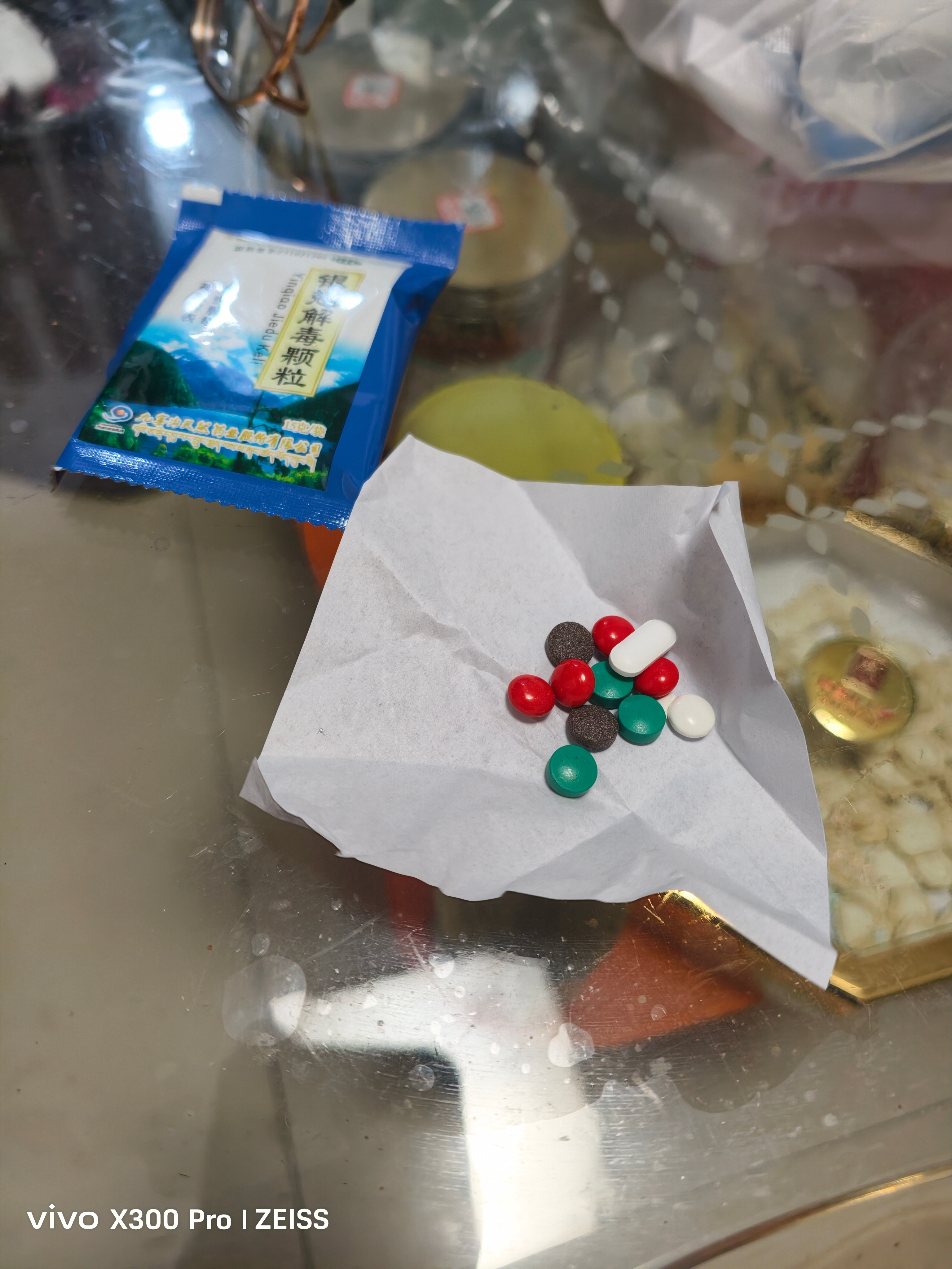 ！！！今天晚上给我媳妇包的感冒药，我们这边小诊所都是这样组合药，一次吃一包，一天