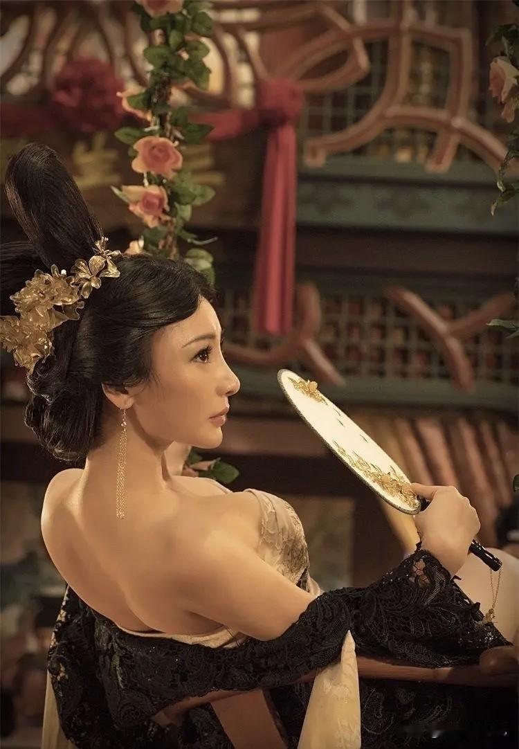 柳岩一回眸，美晕一头牛！