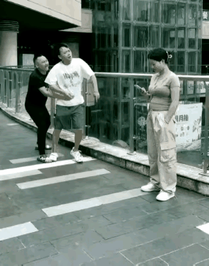 看了这个视频，应该知道了吧，两口子吵架千万不要去劝，也不要去拉，两口子真真假假，