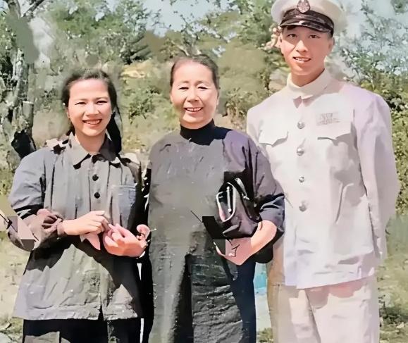 张学思将军，张作霖的四子，张学良同父异母的弟弟。
这张1950年在大连拍下的合影