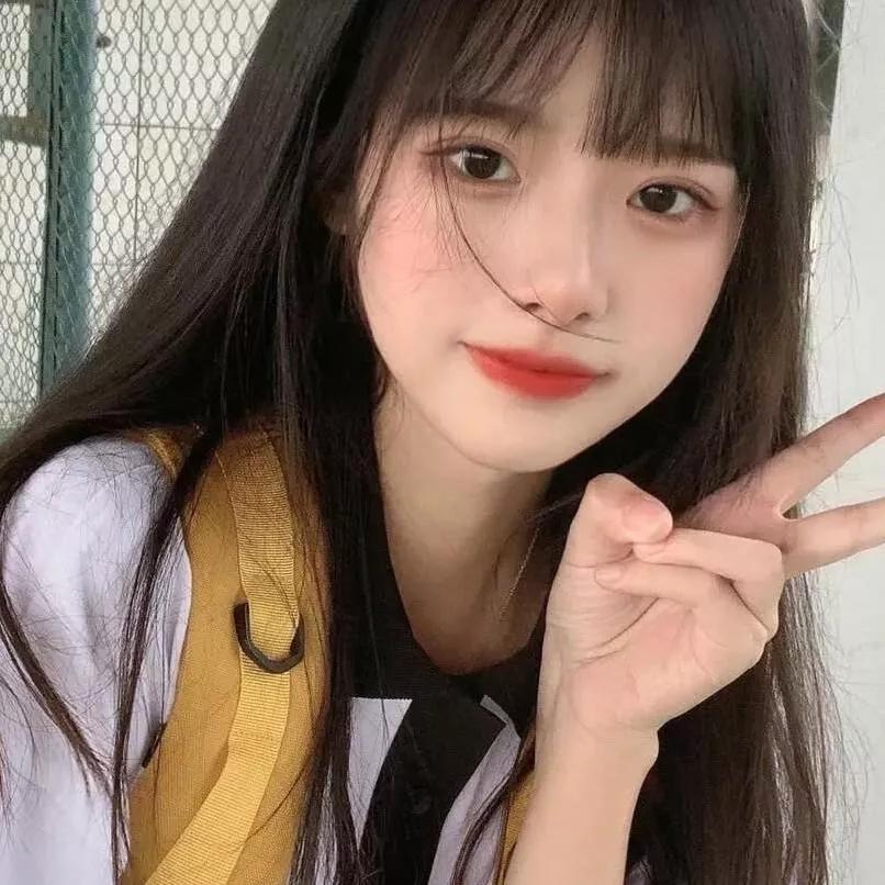 元气少女出街，背着小书包，比个耶✌️