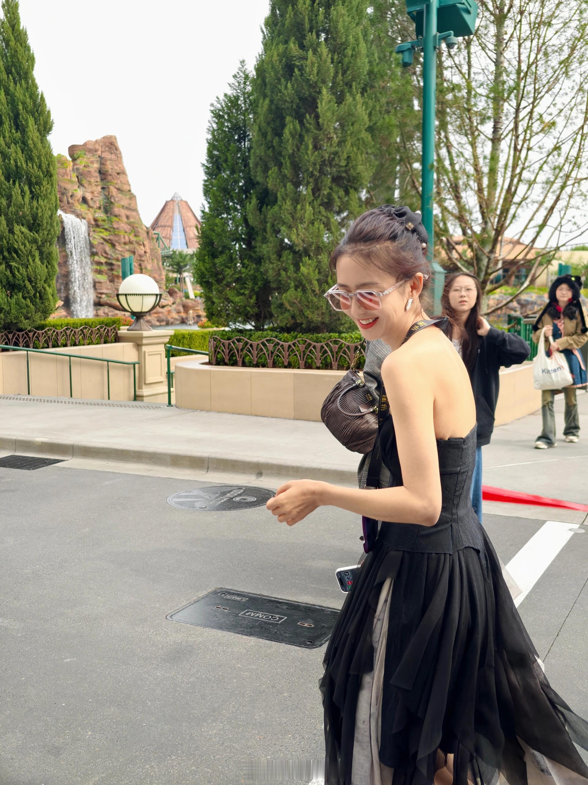 北京环球偶遇佟丽娅 董璇小酒窝本人都超级好看啊  很瘦身材超级好第一次近距离看到