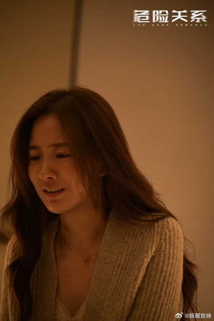 朱颜曼滋你别演了我害怕朱颜曼滋开门这段 谁懂啊！朱颜曼滋前一秒柔弱求保护，下一秒