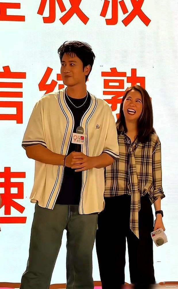 网友喊话张智霖，快来管管你老婆！ 袁咏仪在桃花坞发布会现场，教彭冠英和萧敬腾说粤