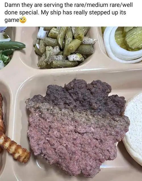 军费达1.01万亿美元却吃“简餐”？美军中东部署舰艇伙食引发争议，对比解放军保障