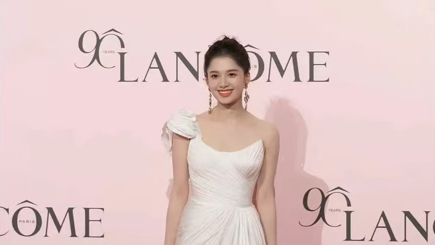 张婧仪兰蔻直播生图张婧仪兰蔻活动生图哎麻麻呀！这是我仪的兰蔻直播生图诶 ​​​