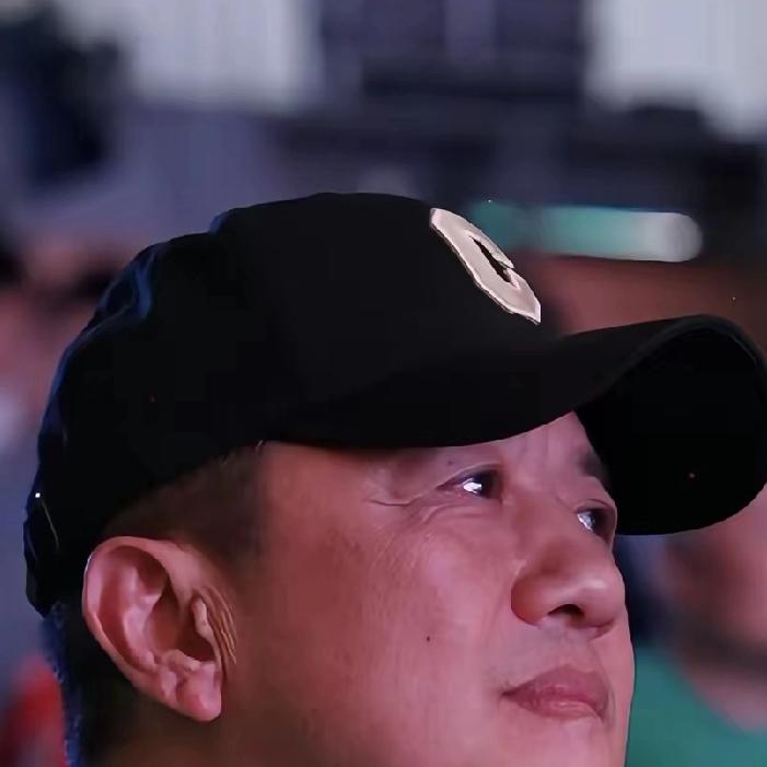 我跟我妈说李亚鹏和海哈金喜离婚了，她立马瞪着我放狠话：“你敢学她找个岁数大还欠一