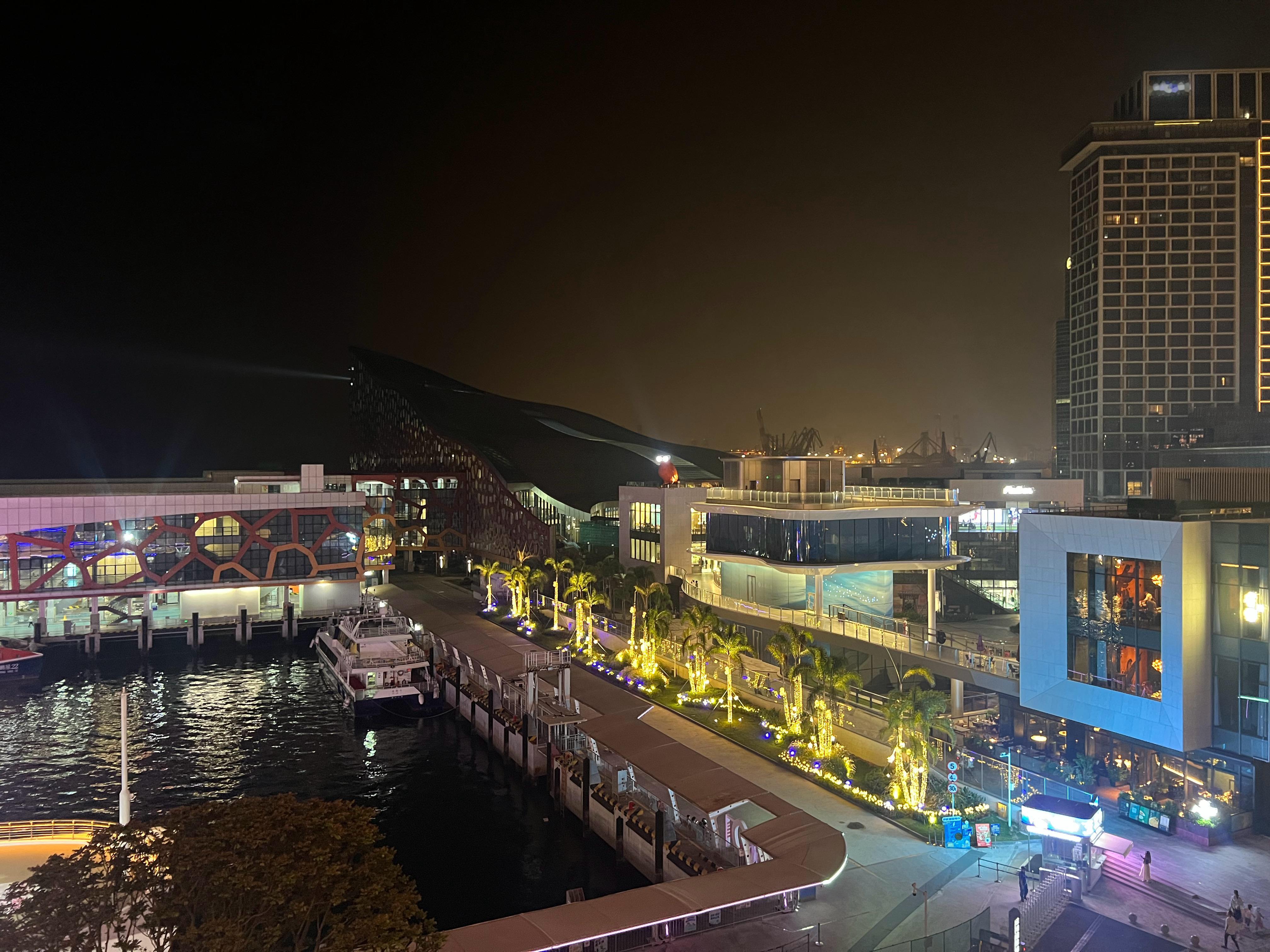 车水马龙的路口，我们朝着不同的方向奔赴，一个奔向职场，一个奔向生活的奔波，却在这