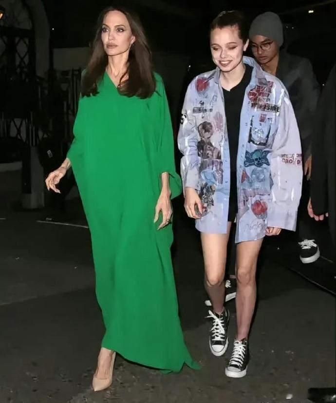 布拉德·皮特女儿今日正式官宣去掉父姓。 18岁的希洛不再是皮特家的人了，她的更名