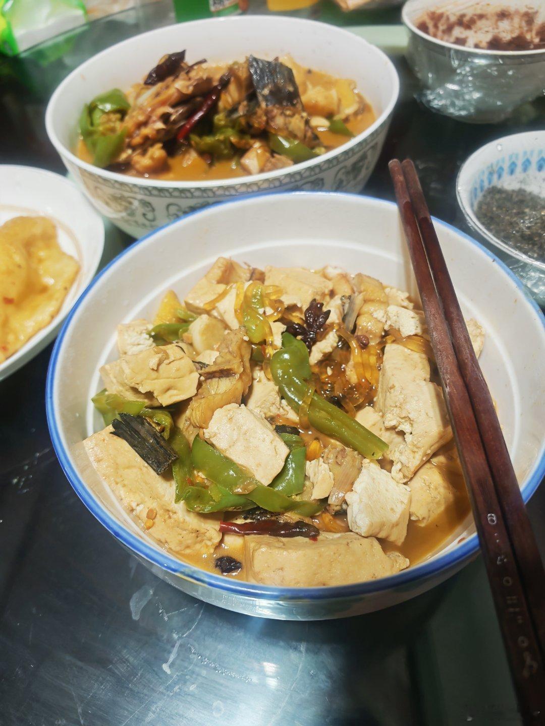 晚上买了几条鱼，自己做的饭菜。一锅出二菜一饭。看一下，可还好？
