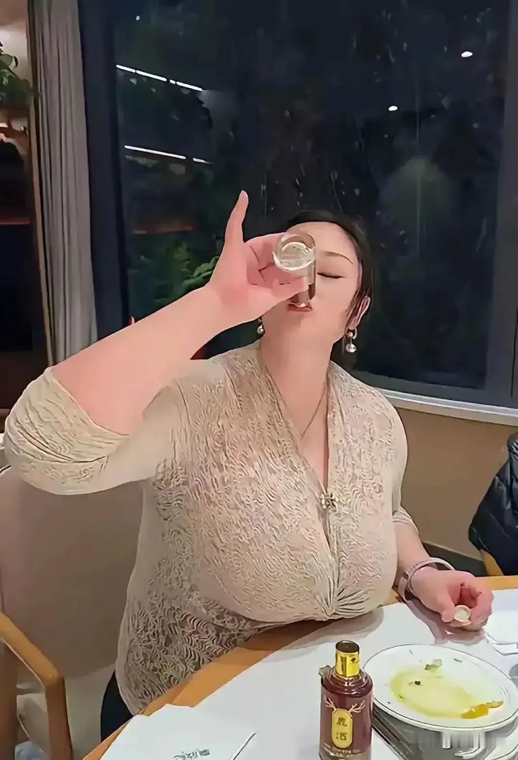酒入愁肠，化作相思泪。
同学会，昔日的班长，如今的老板娘还是那么大气，连喝酒的姿