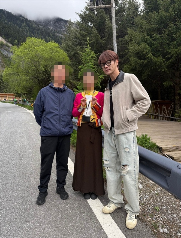 许凯坐景区大巴被路人偶遇许凯还是太松弛了 奔赴VOGUE时尚盛典的途中被路人偶遇