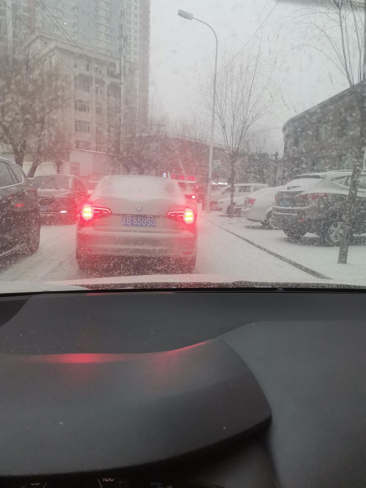 12月23号，坐标吉林市，这雪下得黏糊，路况差，堵车堵得太严重了！

今早七点多