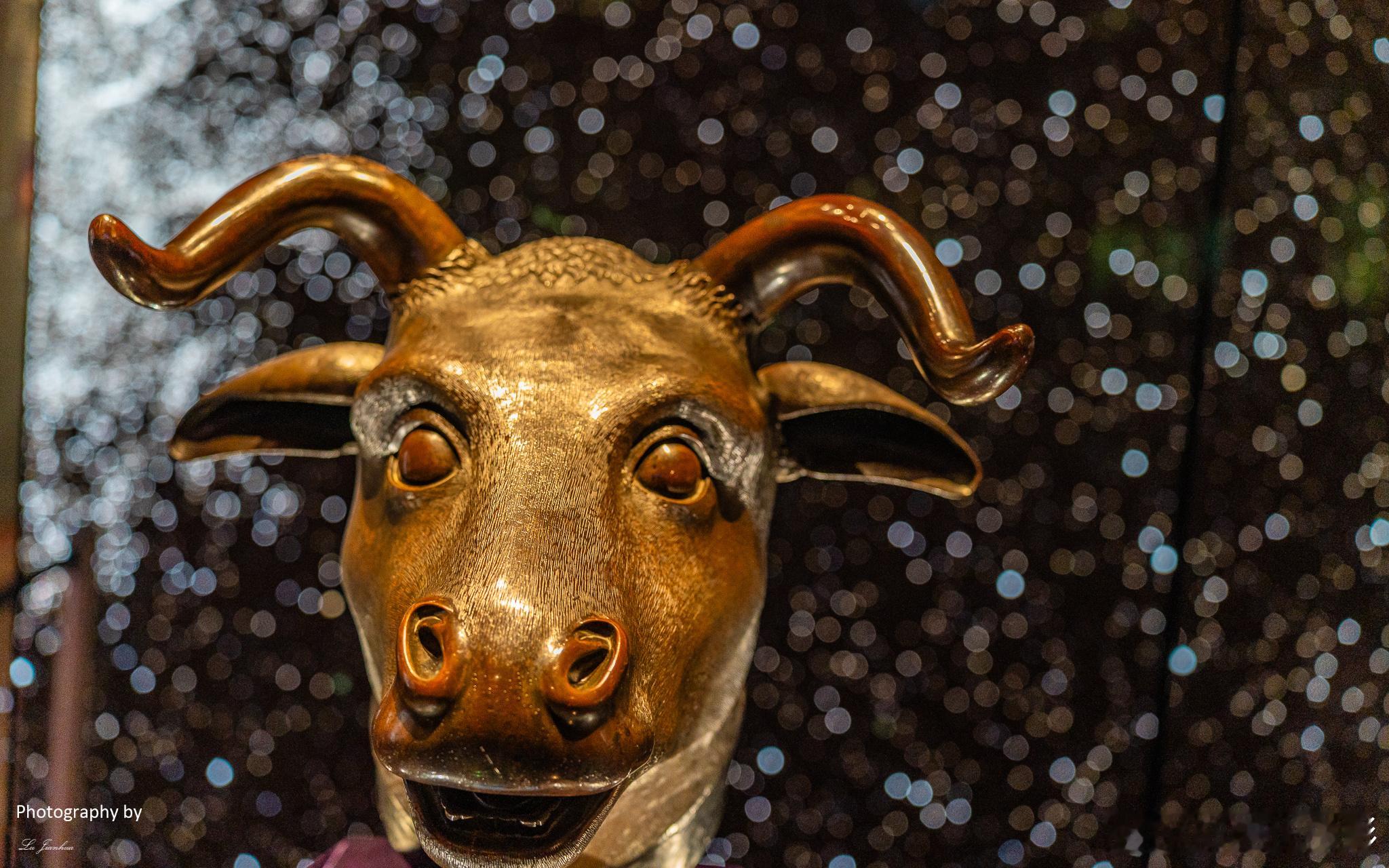 澳门保利美高梅博物馆的“蓝色飘带——探索神秘海域，邂逅丝路遗珍”展览上，展出了四