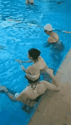 哇塞，这美女游泳姿势太不正规了泳池美人照 游泳美女冠军 游泳照 游泳女孩 性感美