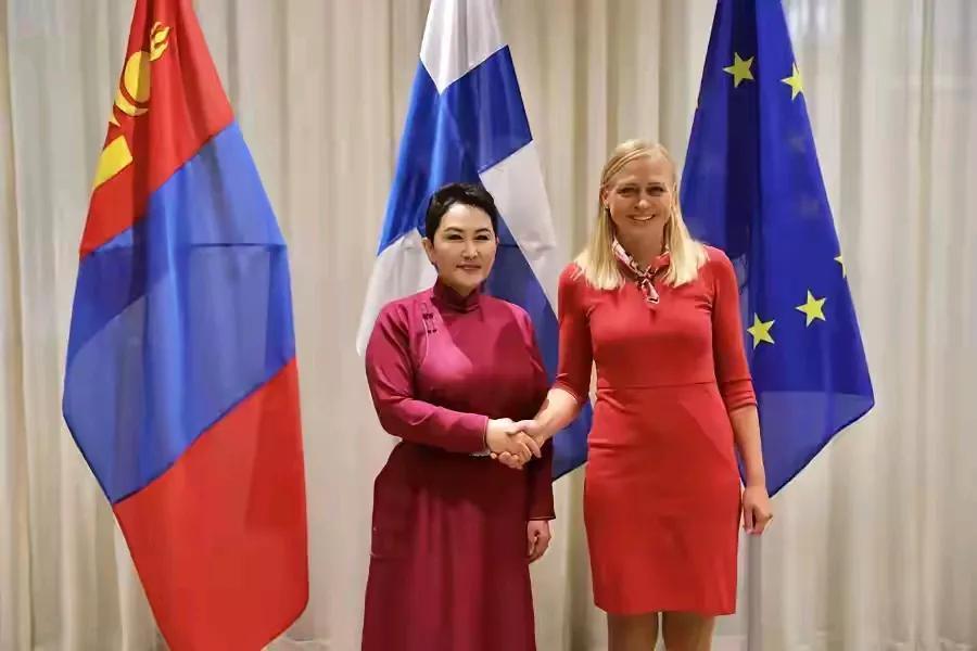 蒙古女外长穿袍，是相区别于别国女外长穿裙的显著特征，而且不分在蒙古国内与国际场合