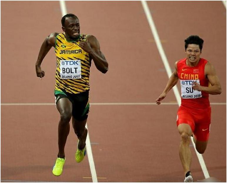 看到很多人说中学时100米能跑9秒多、10秒多，我以前不信。看到下面这个某学校九