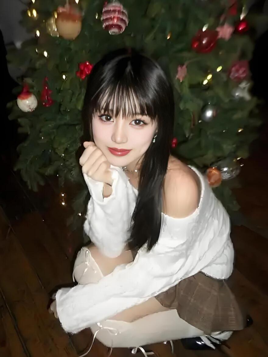 21岁小苹果好漂亮这完全是遗传到她妈妈颜值啊 小苹果亲妈葛荟婕，当年17岁跟汪峰