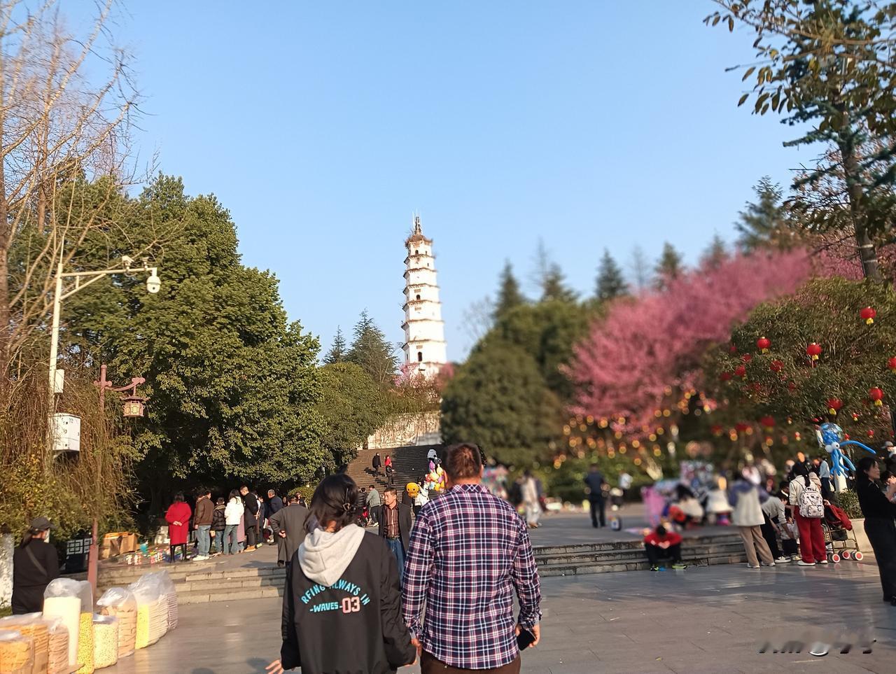 最近
胖东来老板于东来一句话上热搜：
“幸福很简单，100平房子、几十万存款，够