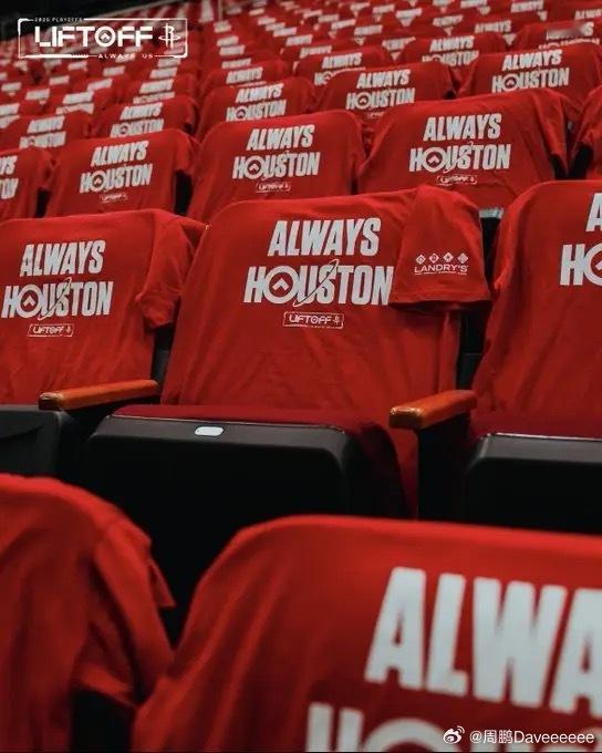 今天火箭主场的助威tee上写着“Always Houston”7年前火勇G5现场