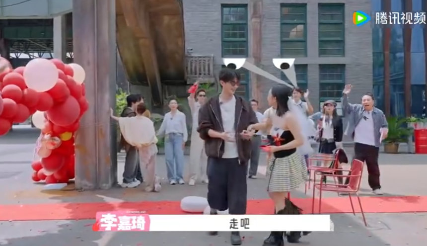 陈鑫海参加婚礼顺便抢了个婚已经二刷这段名场面了，每一遍看都有新笑点。陈鑫海从一开