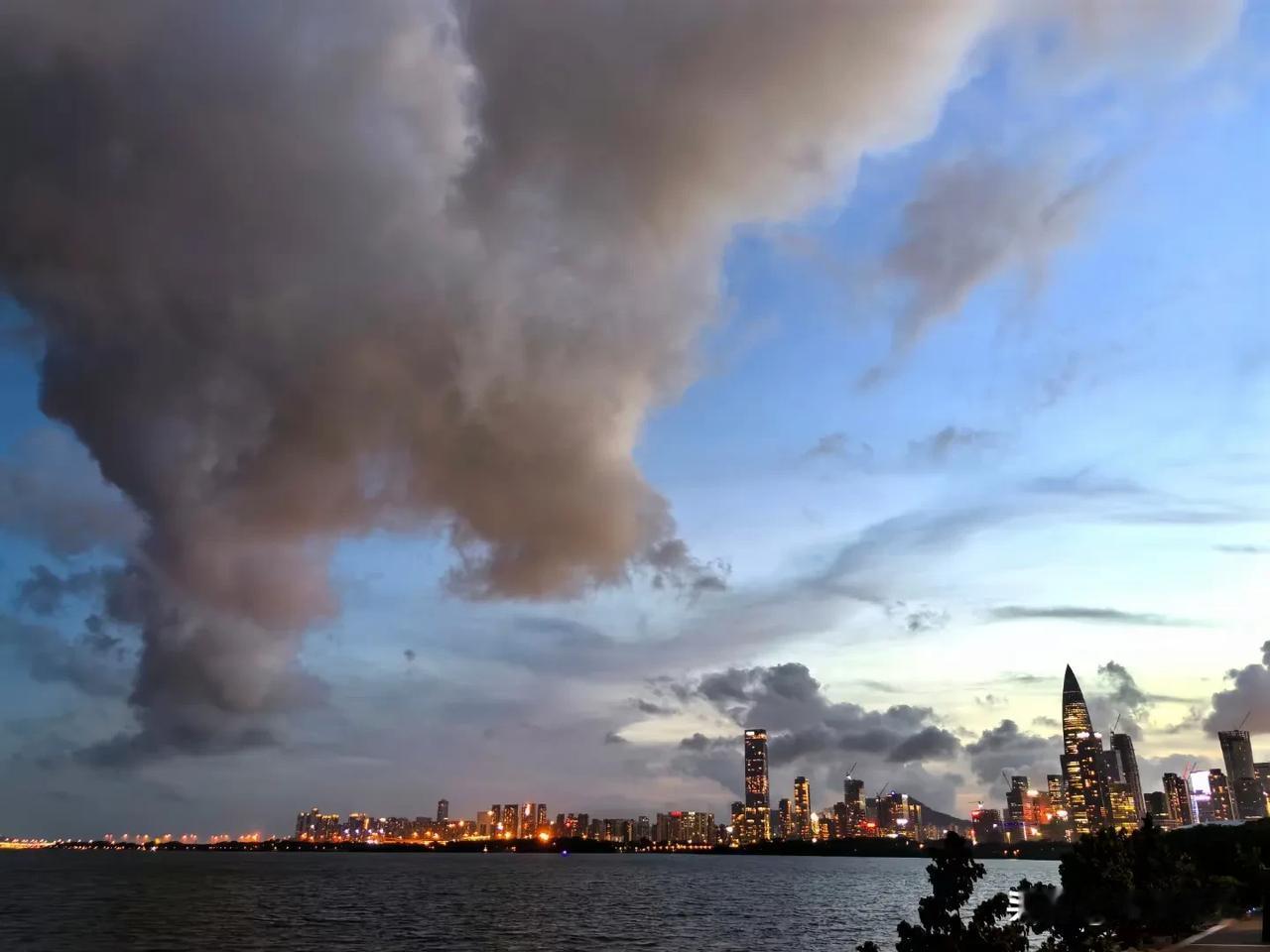 在深圳，经常能看到绚丽多姿的云彩，还有美不胜收的天际线，只要有时间，随时抬头就能