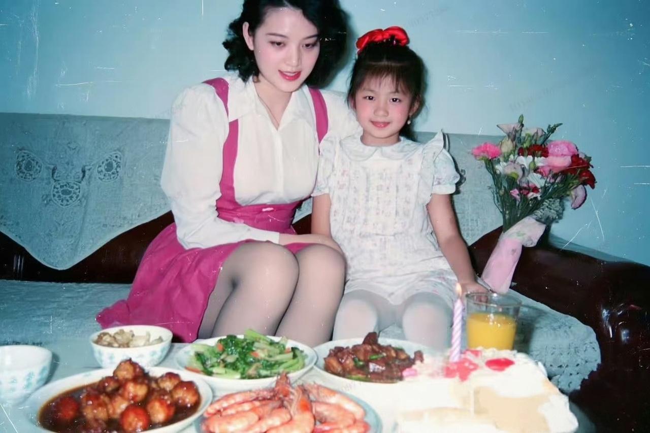 上世纪90年代过生日
这家庭在当时算什么水平不知道
放到现在都比我很多时候吃的好